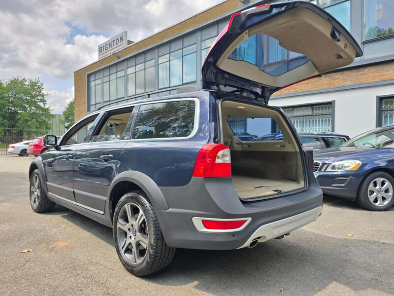 View VOLVO XC70 2.4 D5 SE Lux CASPIAN BLUE IVORY LEATHER SAT NAV CRUISE CONTROL EXCPETIONAL CONDITION THROUGHOUT
