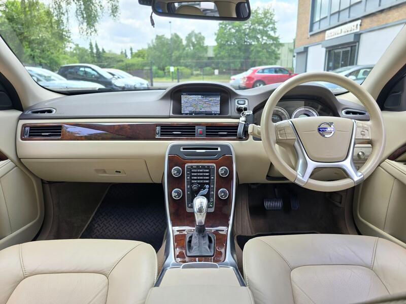 View VOLVO XC70 2.4 D5 SE Lux CASPIAN BLUE IVORY LEATHER SAT NAV CRUISE CONTROL EXCPETIONAL CONDITION THROUGHOUT