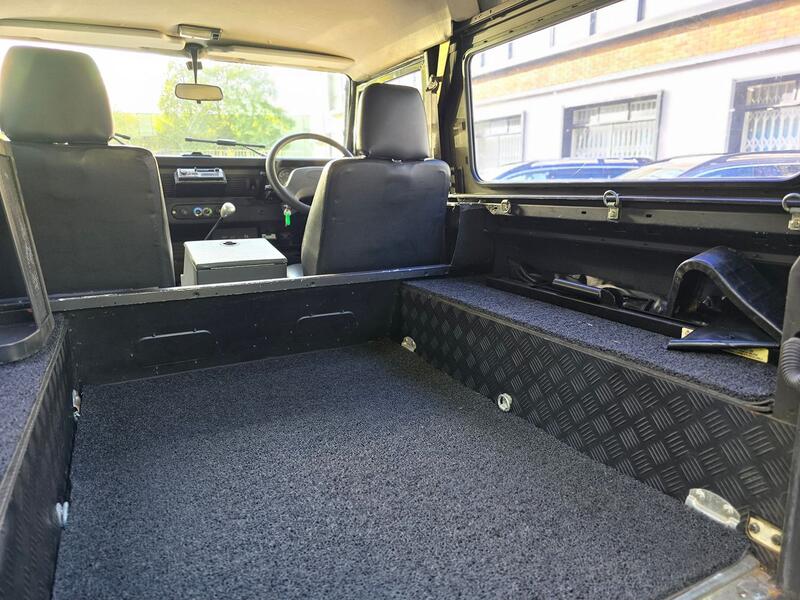 LAND ROVER DEFENDER 90