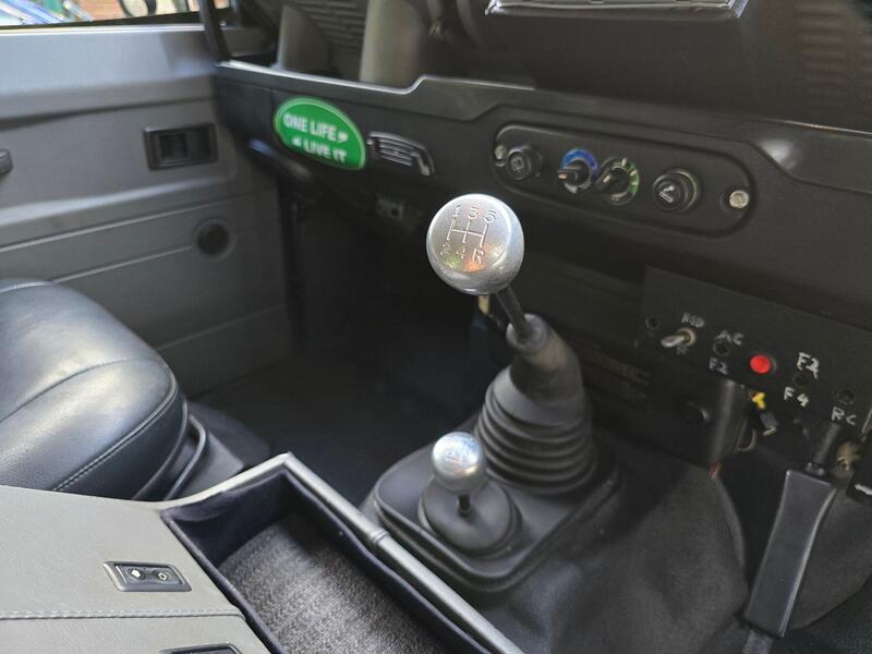 LAND ROVER DEFENDER 90