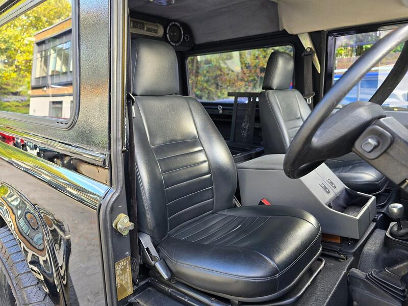LAND ROVER DEFENDER 90