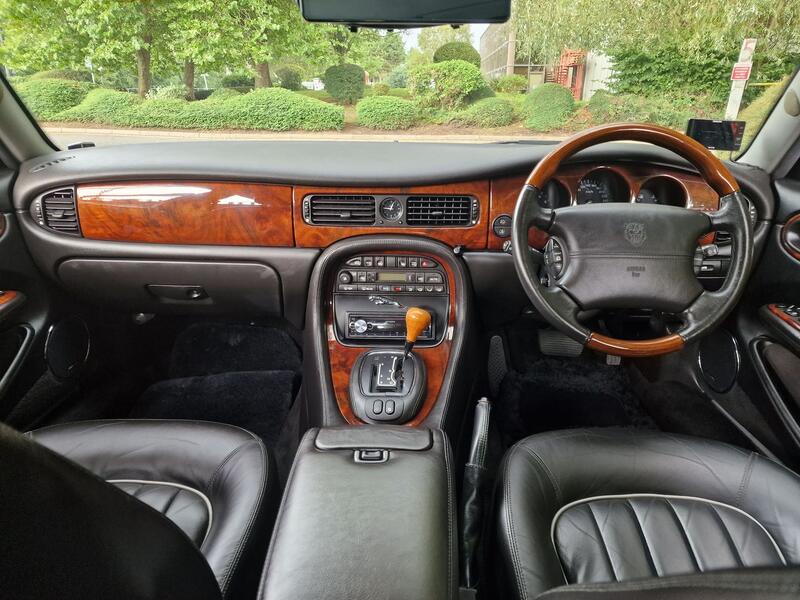 View JAGUAR XJ SOVEREIGN V8 4.0 LTR SOVEREIGN EXECUTIVE MODEL IN BEAUTIFUL SILVER EXTERIOR AND FLUTED LEATHER SEATS