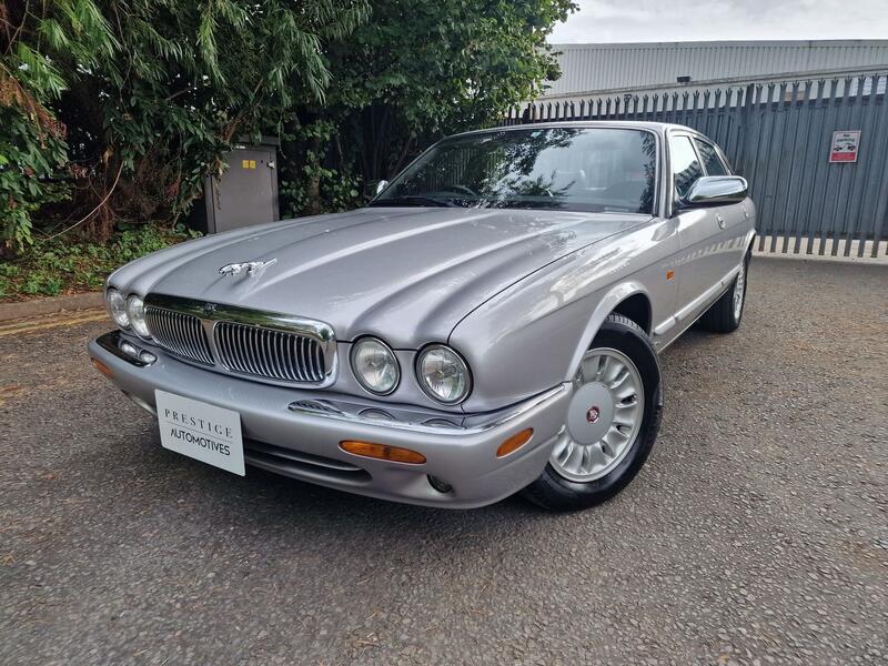 View JAGUAR XJ SOVEREIGN V8 4.0 LTR SOVEREIGN EXECUTIVE MODEL IN BEAUTIFUL SILVER EXTERIOR AND FLUTED LEATHER SEATS